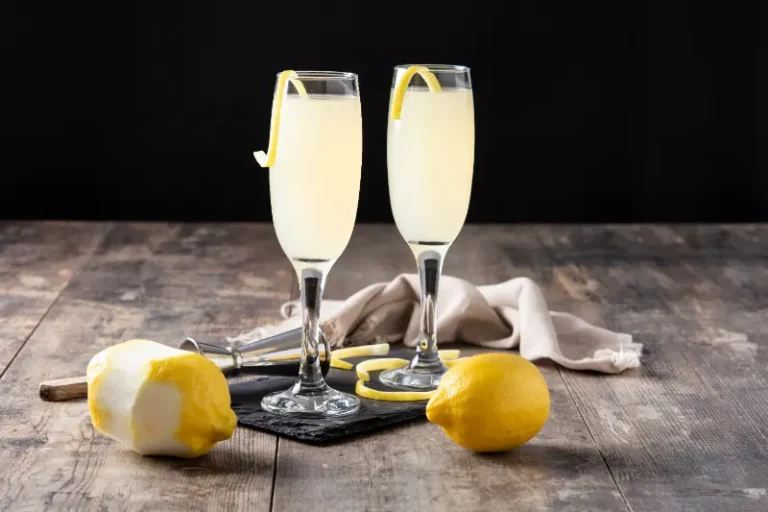 French 75 cocktail serveret i et champagneglas.