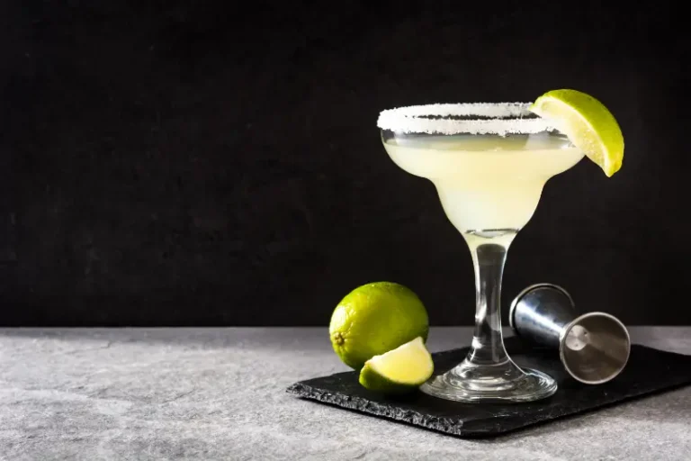 Margarita cocktail med lime serveret i glas.