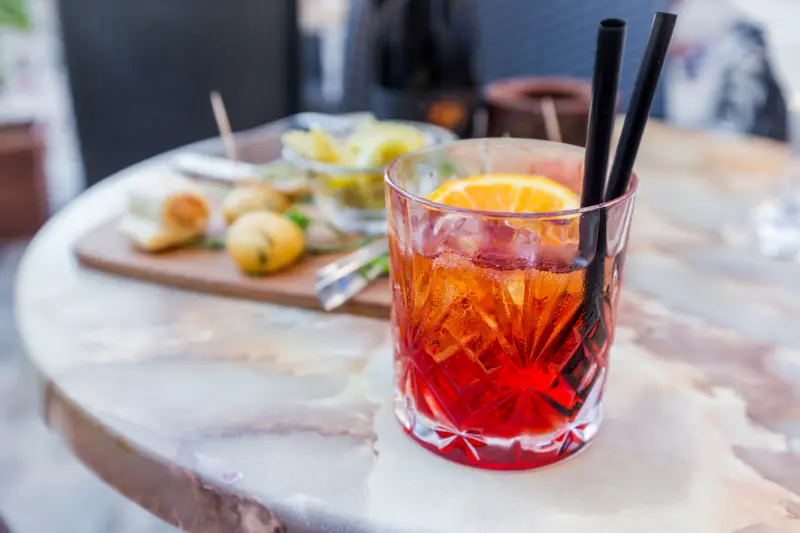 Alkoholisk drink, en Negroni cocktail, på et bord på en restaurant.