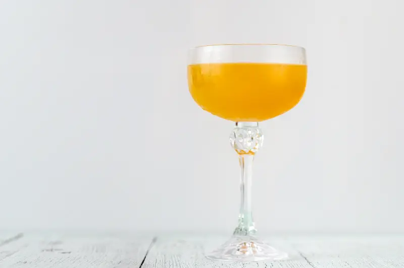 Paradise cocktails drink mixet af gin, cognac, abrikos og appelsinjuice.