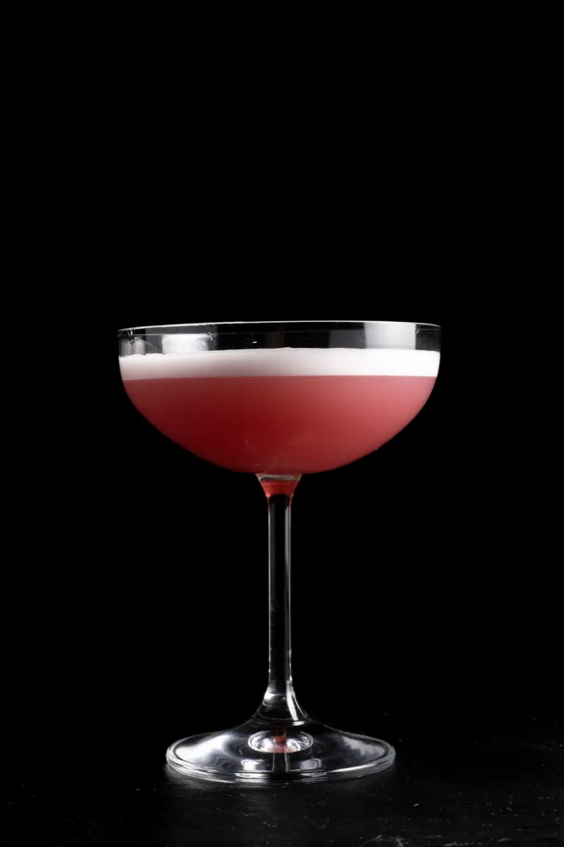 Porto Flip cocktail drink i et glas på et bord.